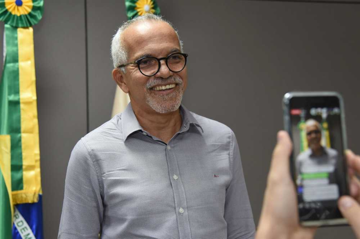 Prefeito de Aracaju anuncia pagamento dos salários dos servidores para terça-feira, 30/4 (Foto: Ana Lícia Menezes/ PMA)