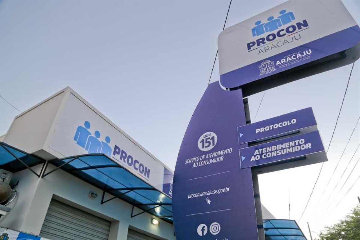 Prefeitura de Aracaju orienta consumidores sobre cancelamento de voos (Foto: Felipe Goettenauer)