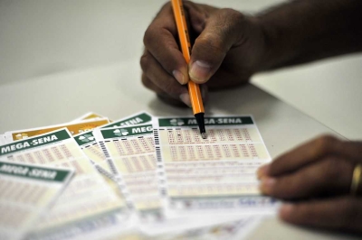 Mega-Sena acumula e deve pagar R$ 140 milhões neste sábado, 4/5 (Foto: Marcello Casal Jr./ Arquivo Agência Brasil)