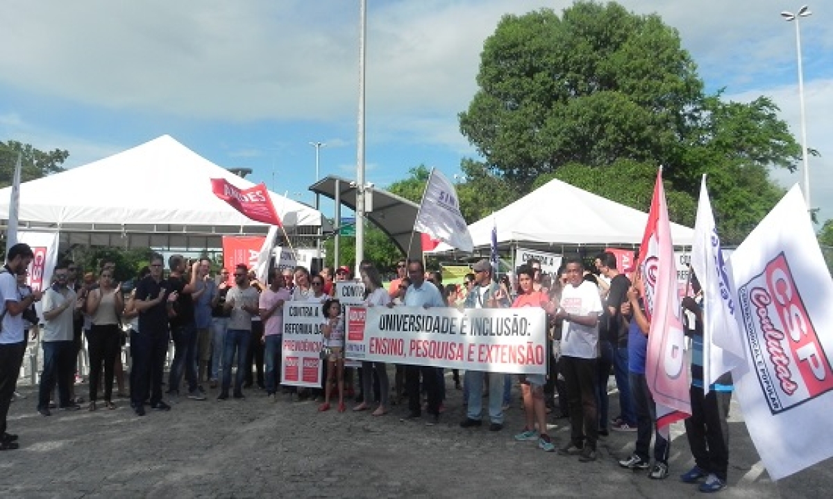 Manifestação em frente ao Campus de São Cristóvão da UFS (Foto: Portal Infonet)