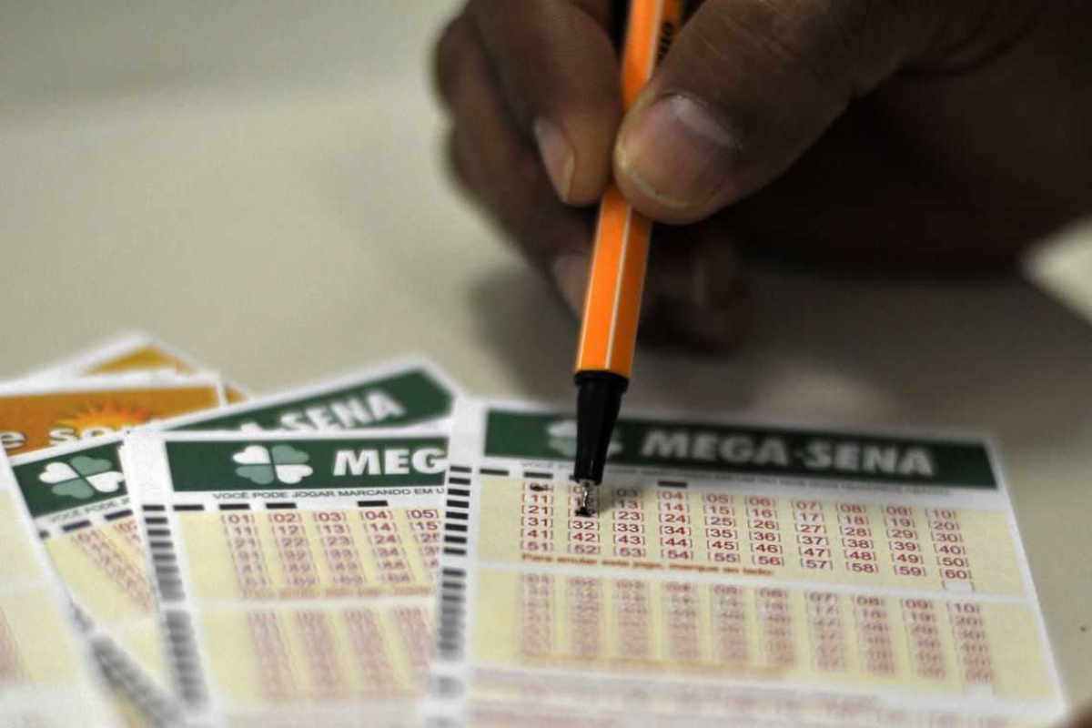 Mega-Sena acumula e deverá pagar R$ 12 milhões no próximo sorteio (Foto: Marcello Casal Jr./ Agência Brasil)