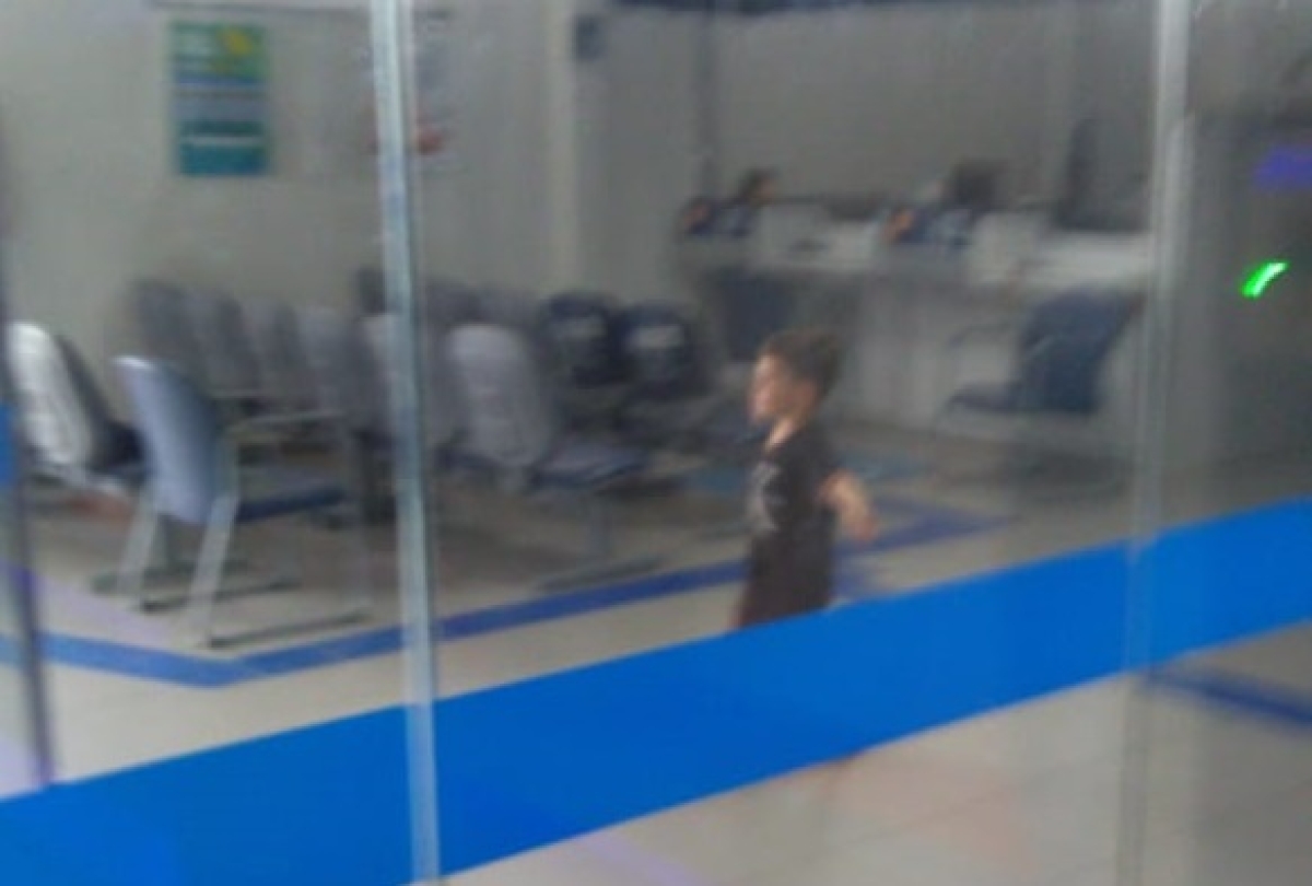 Criança fica presa em agência bancária (Foto: Reprodução/ Facebook)