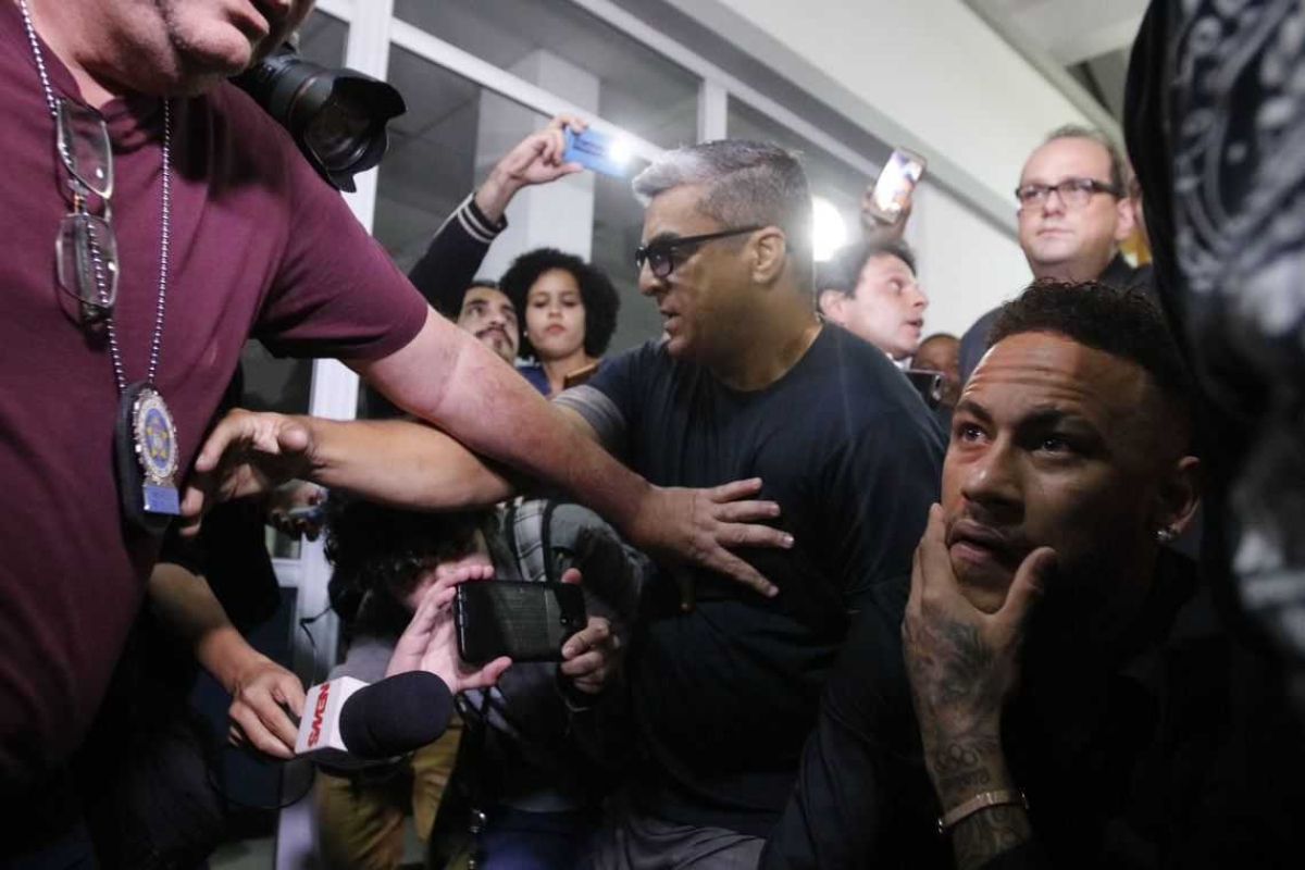 Após depor em delegacia no Rio, Neymar agradece carinho de fãs (Foto: Fernando Frazão/ Agência Brasil)