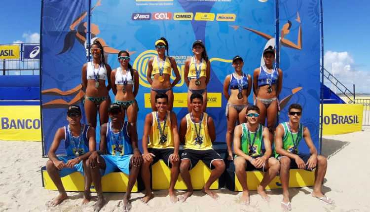 Karol e Ágatha: sergipanas no lugar mais alto do pódio (Foto: CBV)