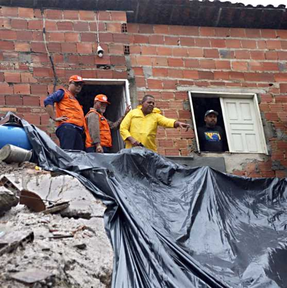 Defesa Civil de Sergipe atua na contenção de encosta que deslizou em São Cristóvão (Foto: Pritty Reis/ ASN)