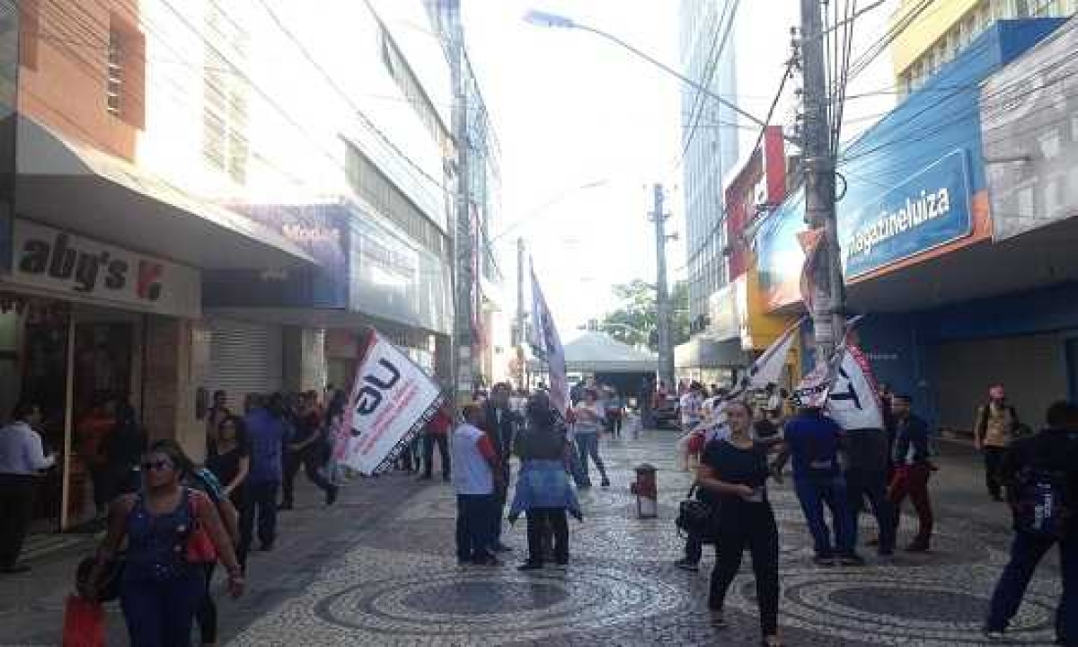 Trabalhadores começam a chegar no centro da cidade (Foto: Portal Infonet)
