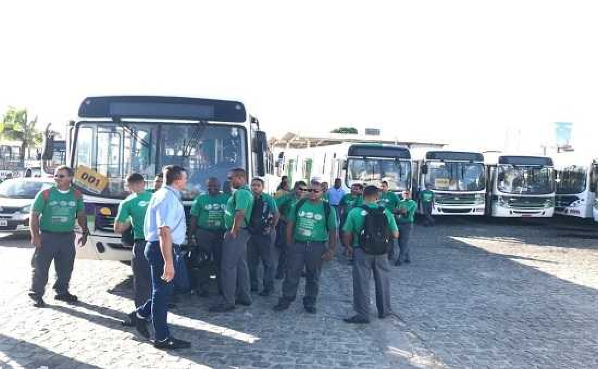 Rodoviários continuam na garagem da Modelo (Foto: Portal Infonet)