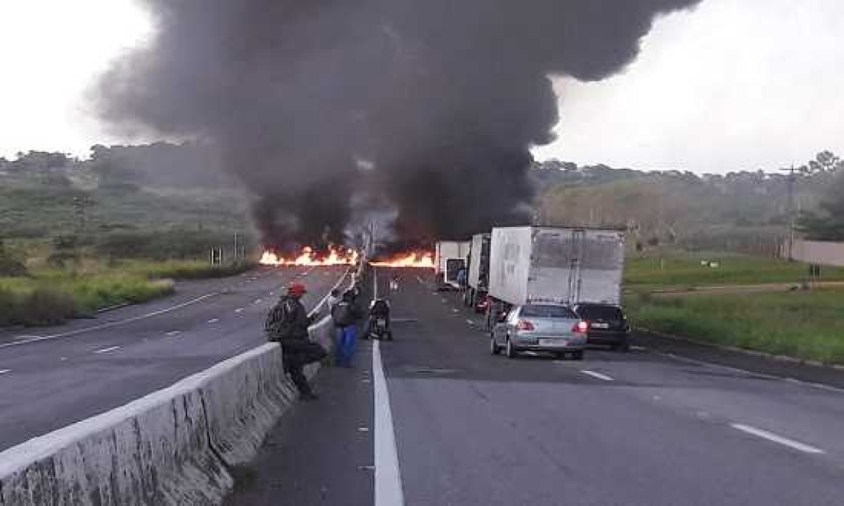 Trecho da BR-101 permanece bloqueado pela manifestação (Foto: Grupo Radar Sergipe)