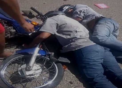 Imagem mostra vítimas da colisão na av. Euclides Figueiredo (Foto: Grupo de Whatsapp Gordinho das Notícias)