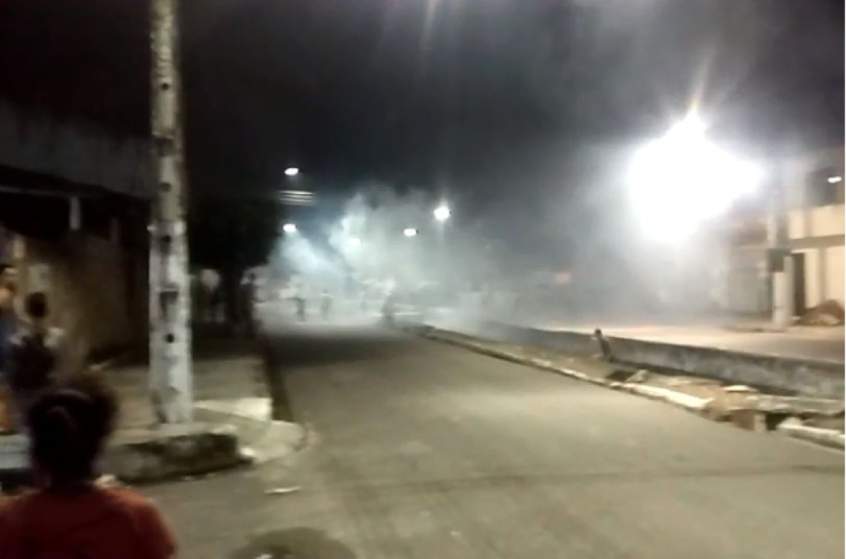 PMs e populares se confrontam com fogos e bala de borracha (Imagem: Reprodução de vídeo/ YouTube/ Portal Infonet)