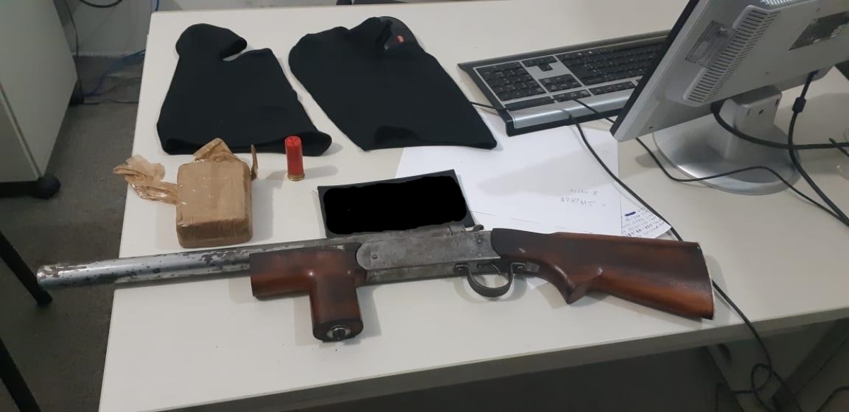 Polícia Militar prende homem com espingarda calibre 12 (Foto: SSP/SE)