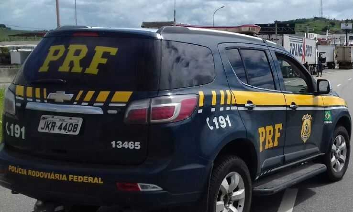 PRF e PM flagram furto de pneus na BR 101 (Foto: PRF/SE)