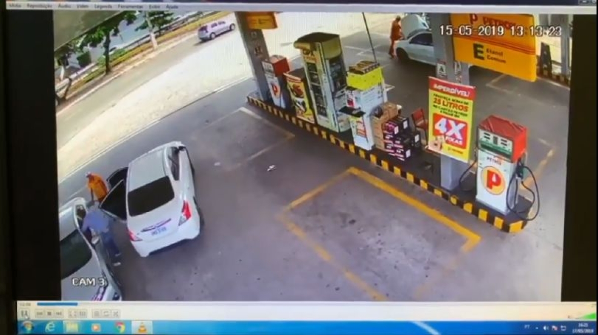 Suspeitos de levarem R$ 170 mil em posto de gasolina estão foragidos (Imagem: Reprodução de vídeo/ Portal Infonet)