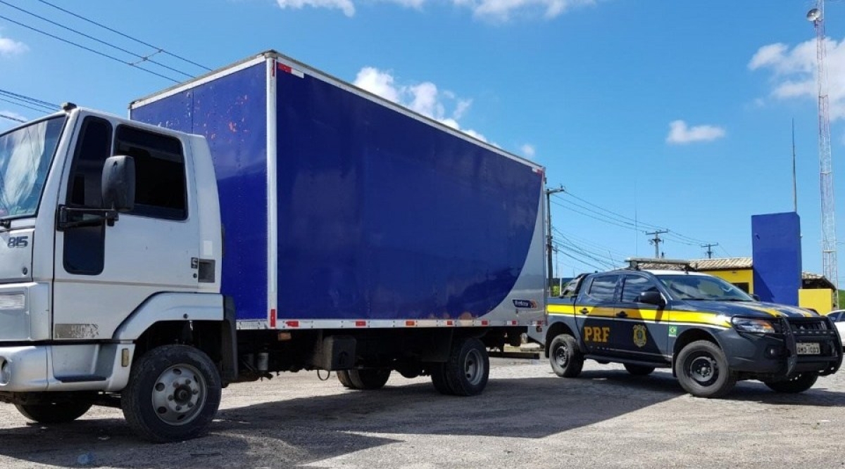 PRF apreende caminhão com placas adulteradas (Foto: Agência PRF/SE)