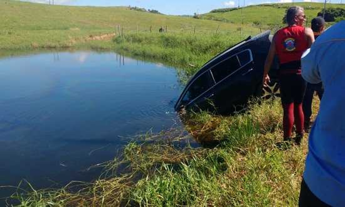 O veículo modelo Sportage foi retirado da água na manhã desta quinta-feira (Foto: CBM/SE)