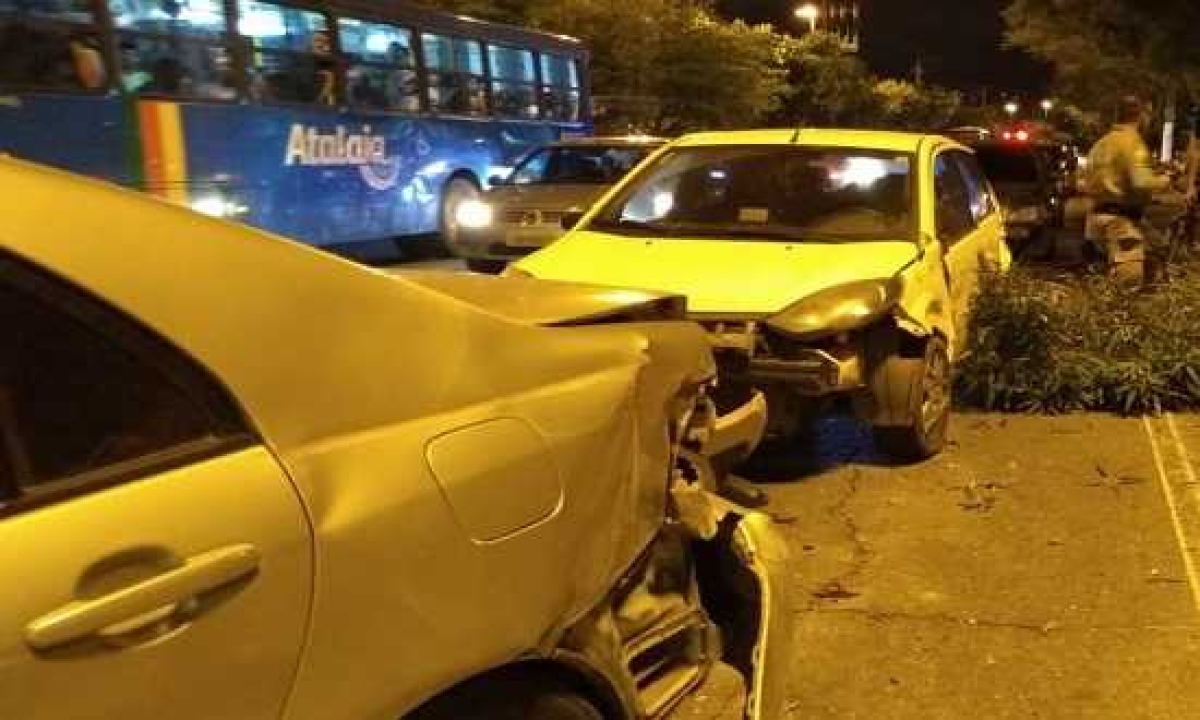 O acidente aconteceu na avenida Tancredo Neves (Foto: SMTT/Aracaju)