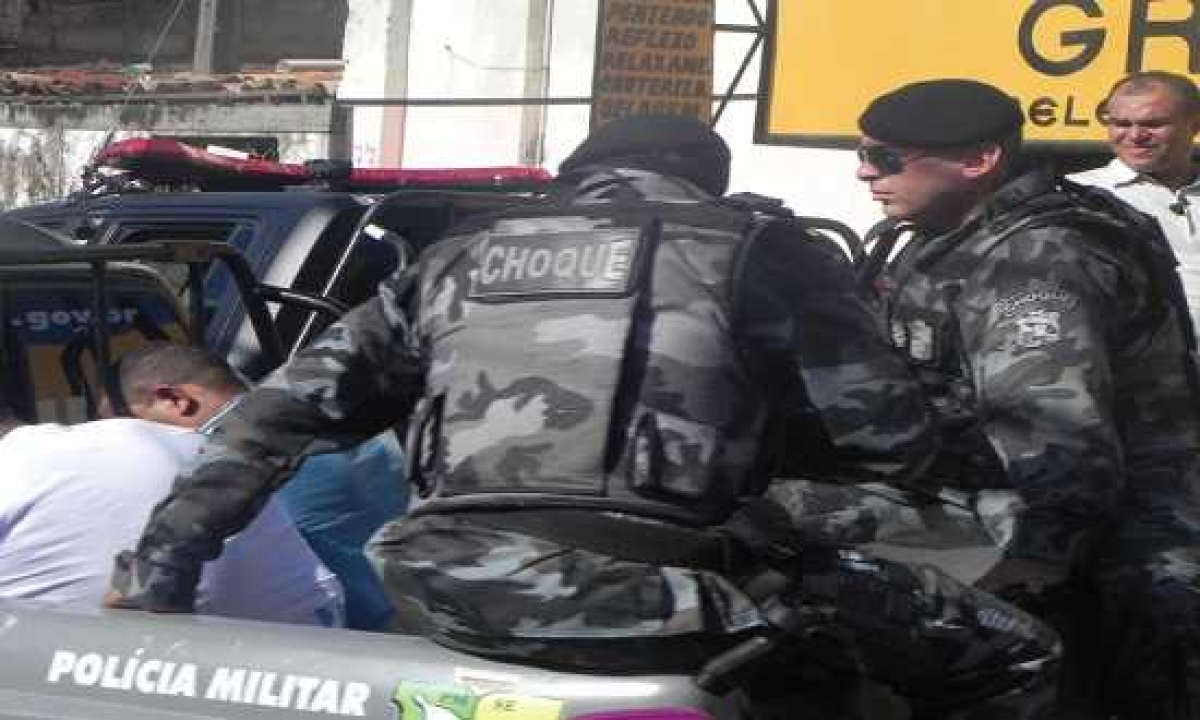 Roubo ao banco Itaú, em Aracaju, no ano de 2013 (Foto: Arquivo Portal Infonet)