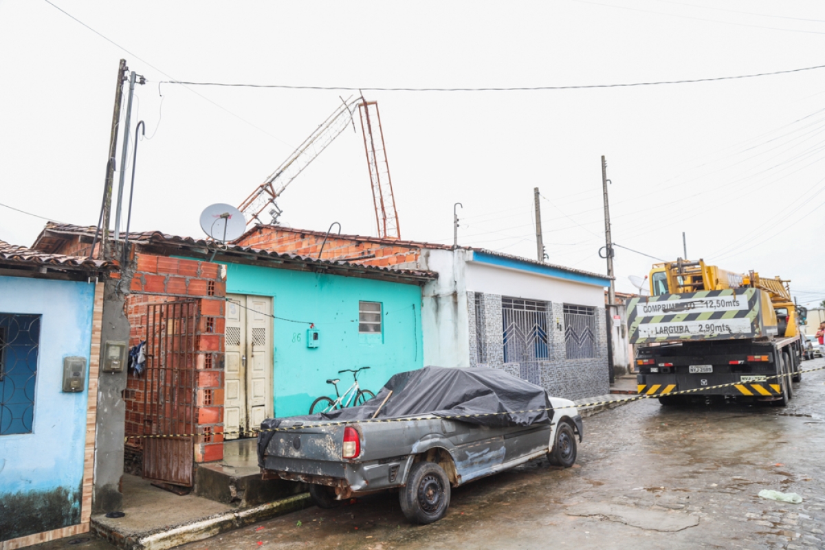 Torre de 36m de altura, responsável pelo fornecimento de internet em Umbaúba, região Sul do Estado, desabou parcialmente com os fortes ventos que incidiram sobre o município (Foto: Pritty Reis)