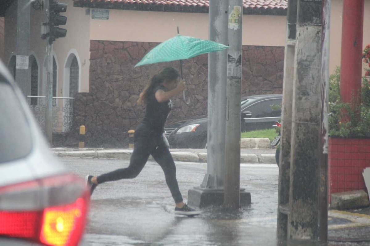 Chuva deixa ruas alagadas e gera transtornos para os aracajuanos (Foto: Humberto Alves/ F5 News)