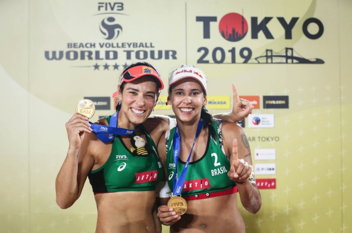 Ágatha e Duda (dir) exibem a medalha de ouro da etapa japonesa do tour (Foto: Divulgação/ FIVB)