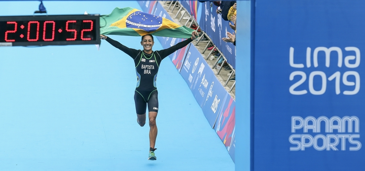 Luisa com a bandeira brasileira na linha de chegada: primeiro ouro do país nos Jogos Pan-Americanos (Foto: Wander Roberto/ COB)