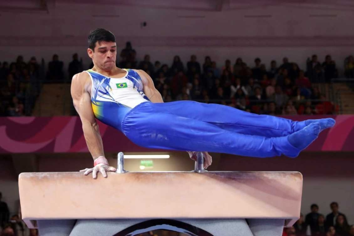 Barreto durante a prova do cavalo com alças: série segura (Foto: Ricardo Bufolin/ CBG)