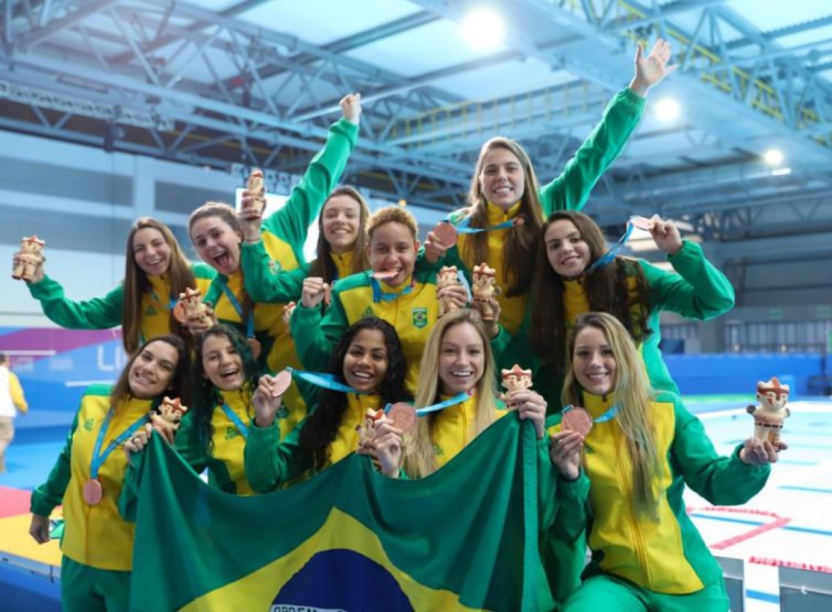 Equipe feminina de polo aquático comemora o bronze nos Jogos Pan-Americanos de Lima (Foto: Alexandre Castello Branco/ COB??)