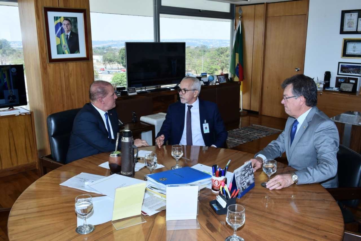 O prefeito Edvaldo Nogueira, acompanhado do deputado Laercio Oliveira, foi recebido pelo ministro Onyx Lorenzoni (Foto: Divulgação)