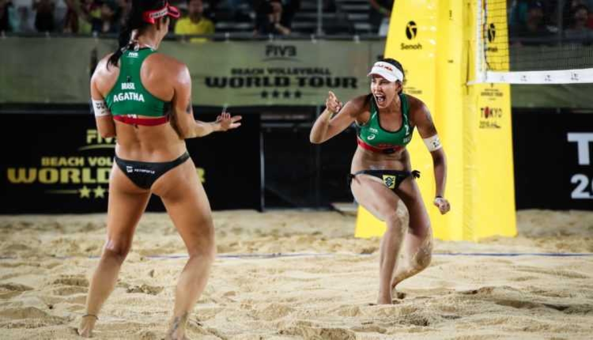 Ágatha e Duda: objetivo alcançado (Foto: FIVB)