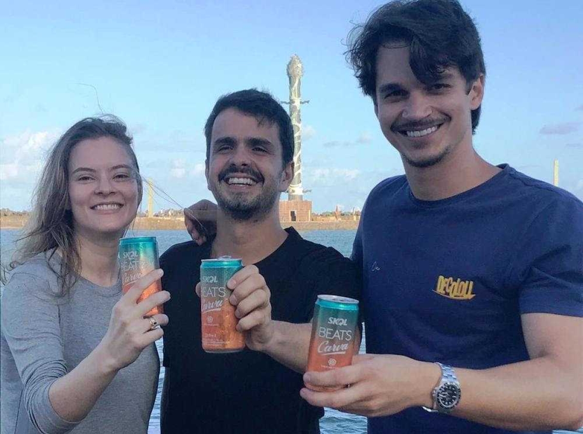 Da direita para a esquerda, Victor Carvalheira, diretor do Grupo Carvalheira, Maurício Landi, gerente regional de Marketing da Cervejaria Ambev, e Ismênia Barbosa, gerente de Eventos da Ambev em Pernambuco (Foto: Agência LK)