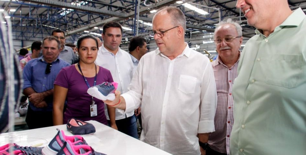 O governador Belivaldo Chagas visitando a fábrica da Vulcabras-Azaleia em Frei Paulo (Foto: Via Destaque Comunicação)