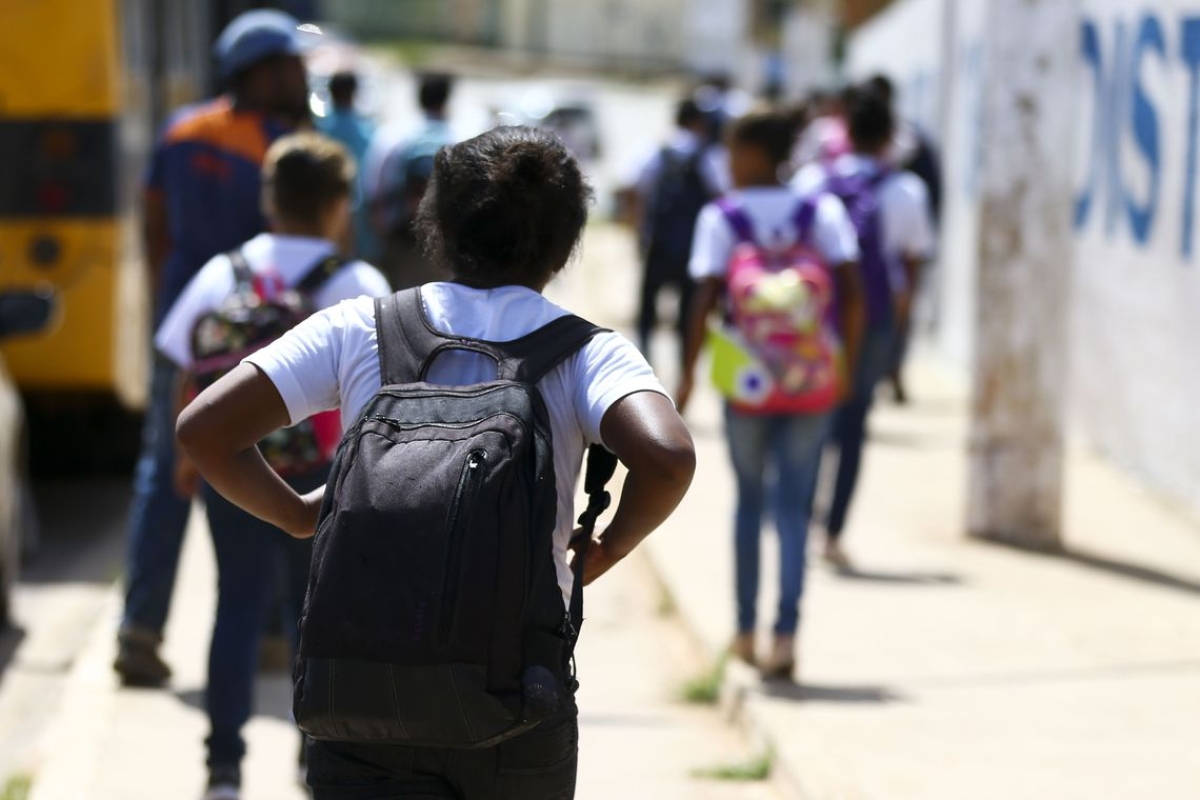 Mochilas pesadas na infância podem acarretar problemas na fase adulta (Foto: Marcelo Camargo/ Agência Brasil)