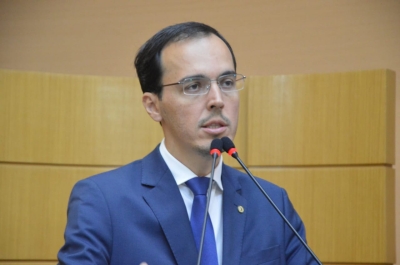 Georgeo denuncia que ambulâncias estão ficando com macas retidas no Huse (Foto: Assessoria Georgeo Passos)