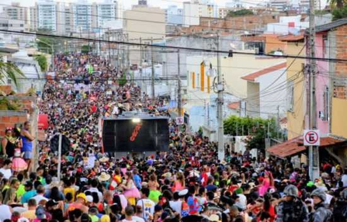 Cortejo desfila pelas ruas do bairro Cirurgia (Foto: Facebook/ Carnaval Rasgadinho)