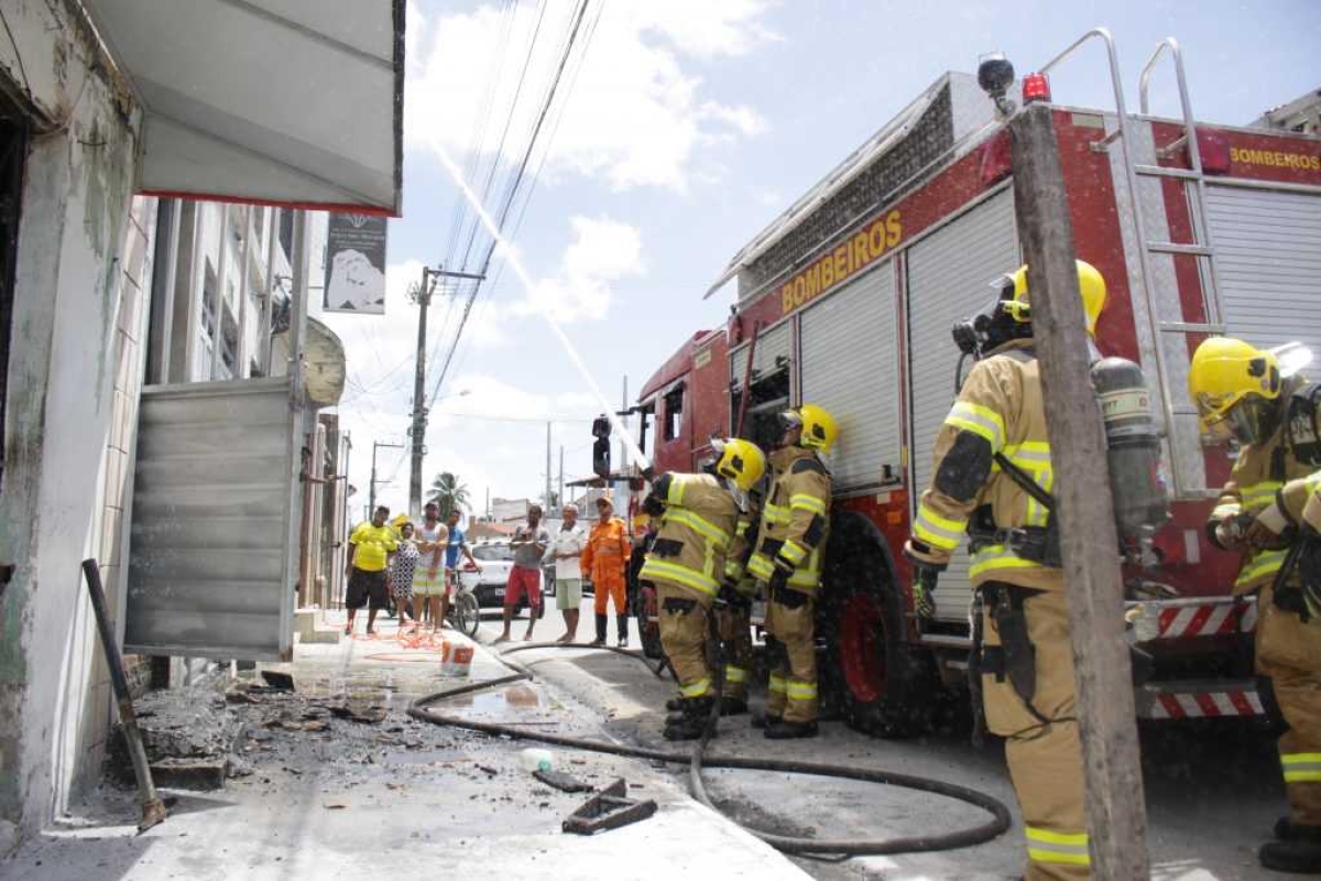 Bombeiros atuam em incêndio no bairro Industrial (Foto: CBM/SE)