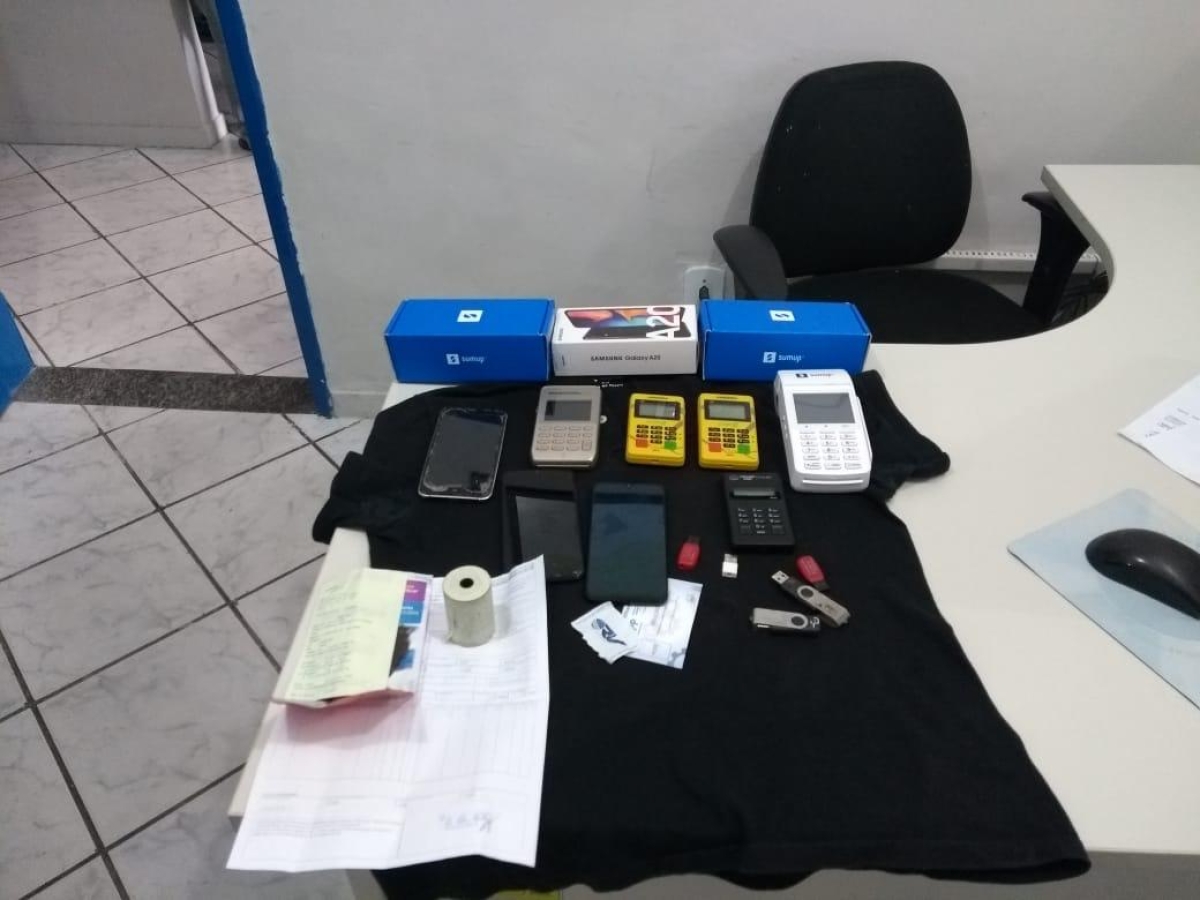 PC de Glória prende em flagrante suspeito de aplicar golpes com cartões de crédito na cidade (Foto: SSP/SE)