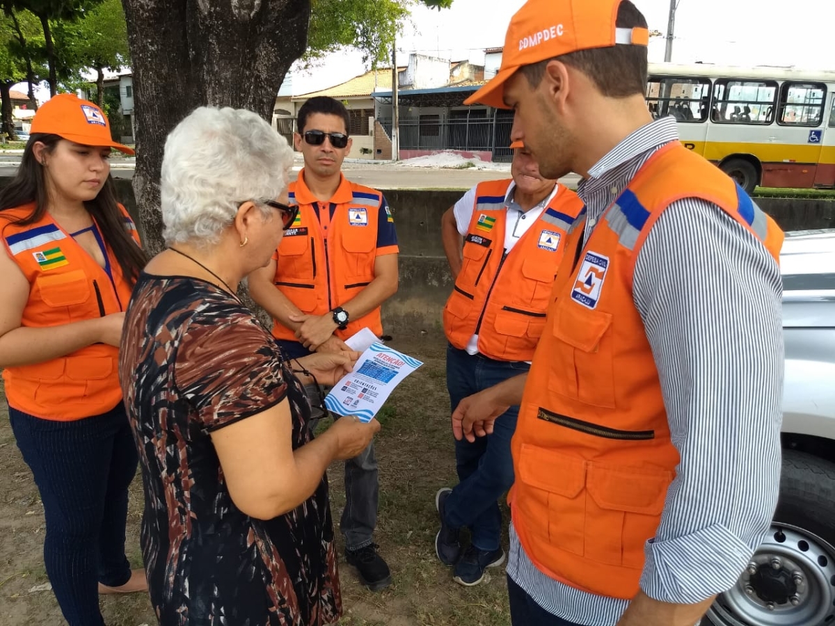 Prefeitura orienta moradores do Bugio e do Médici sobre alta da maré (Foto: Prefeitura de Aracaju)