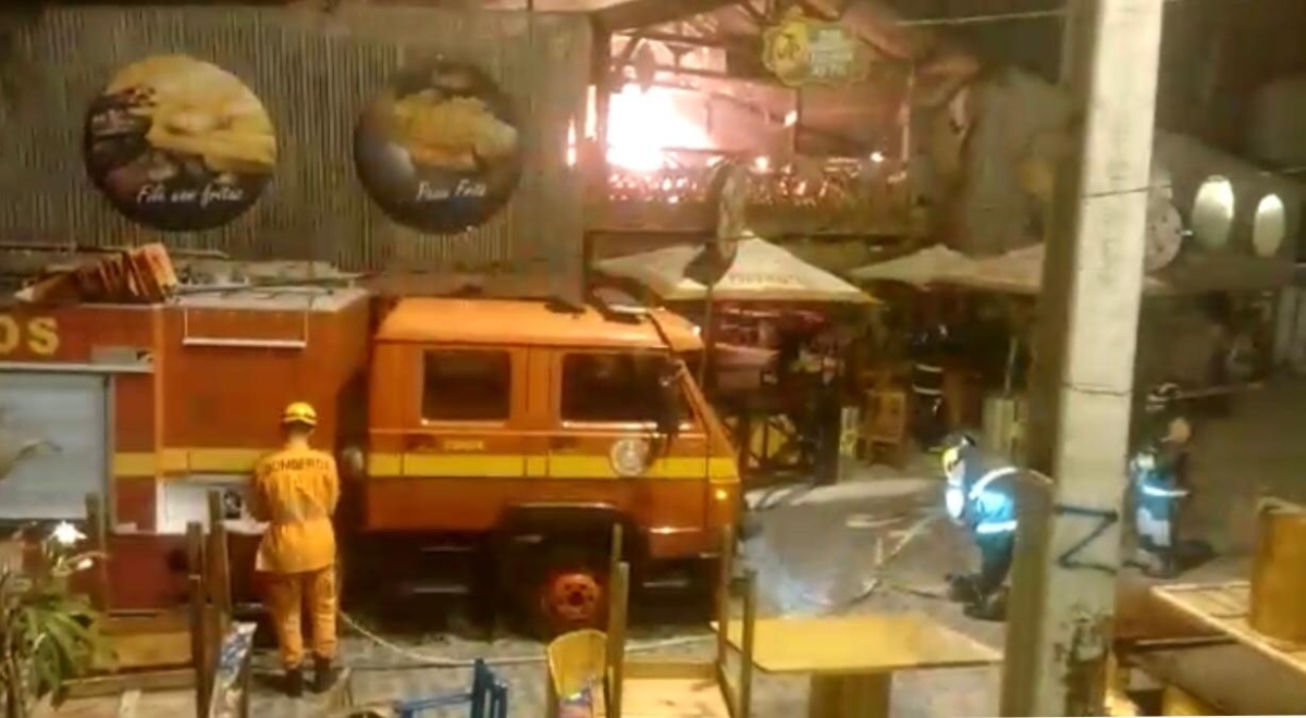 Corpo de Bombeiros do município de Estância controlam incêndio em restaurante da cidade (Foto: SSP/SE)