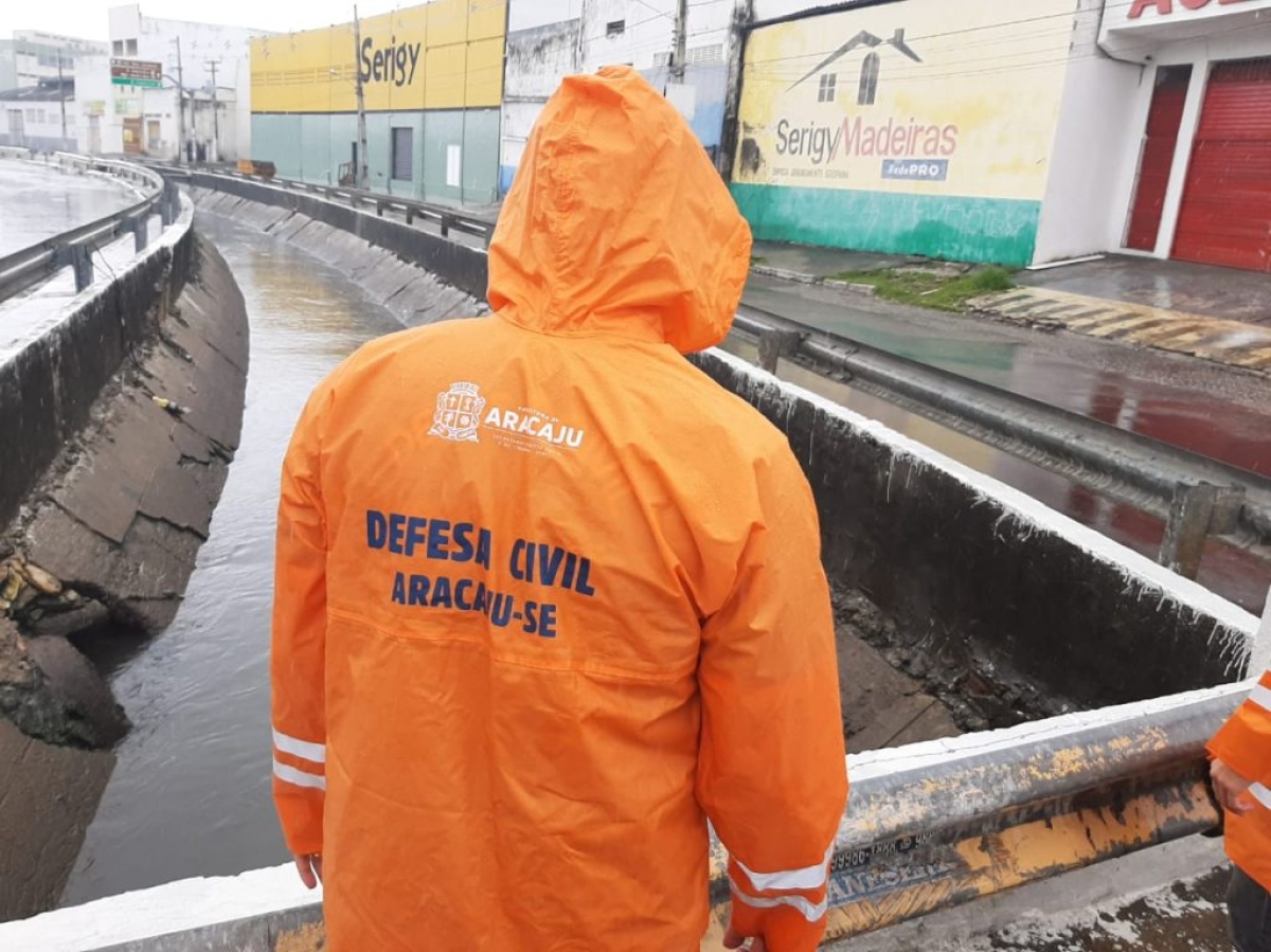 Com previsão de maré alta, equipes da Prefeitura atuam preventivamente em Aracaju (Foto: Semdec/ Prefeitura de Aracaju)