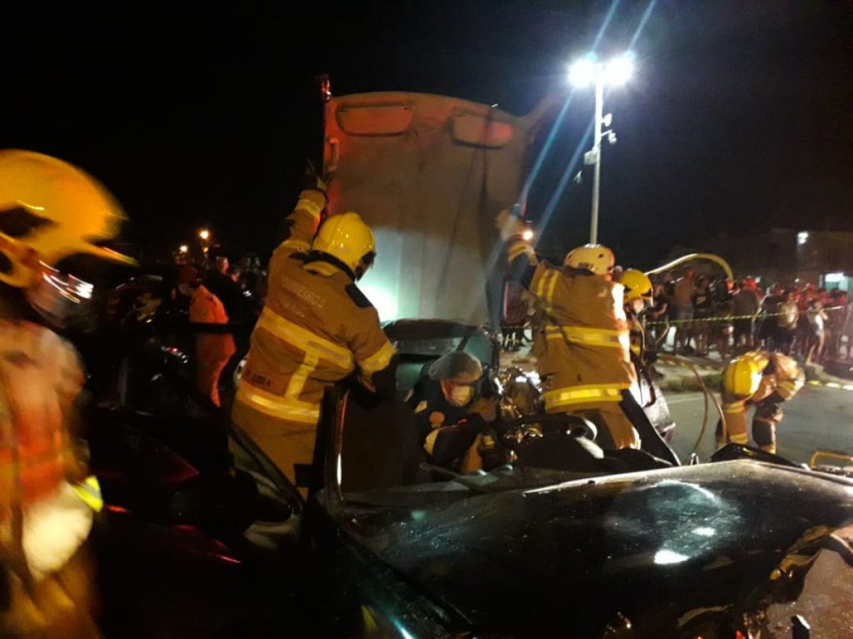 Bombeiros resgatam duas vítimas presas nas ferragens em grave acidente na saída de Aracaju (Foto: CBM/SE)