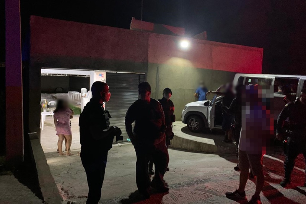 Ação conjunta interrompe festa com aproximadamente 30 pessoas no Jatobá (Foto: PM/SE)