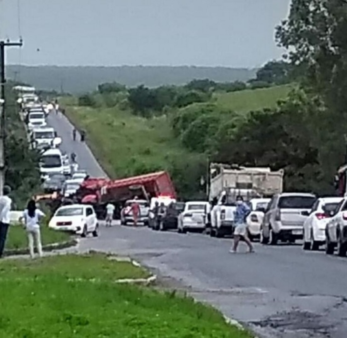 Japoatã: caçamba colide com ponte na BR-335 e interrompe rodovia (Foto: Grupo Pé Embaixo Notícias)