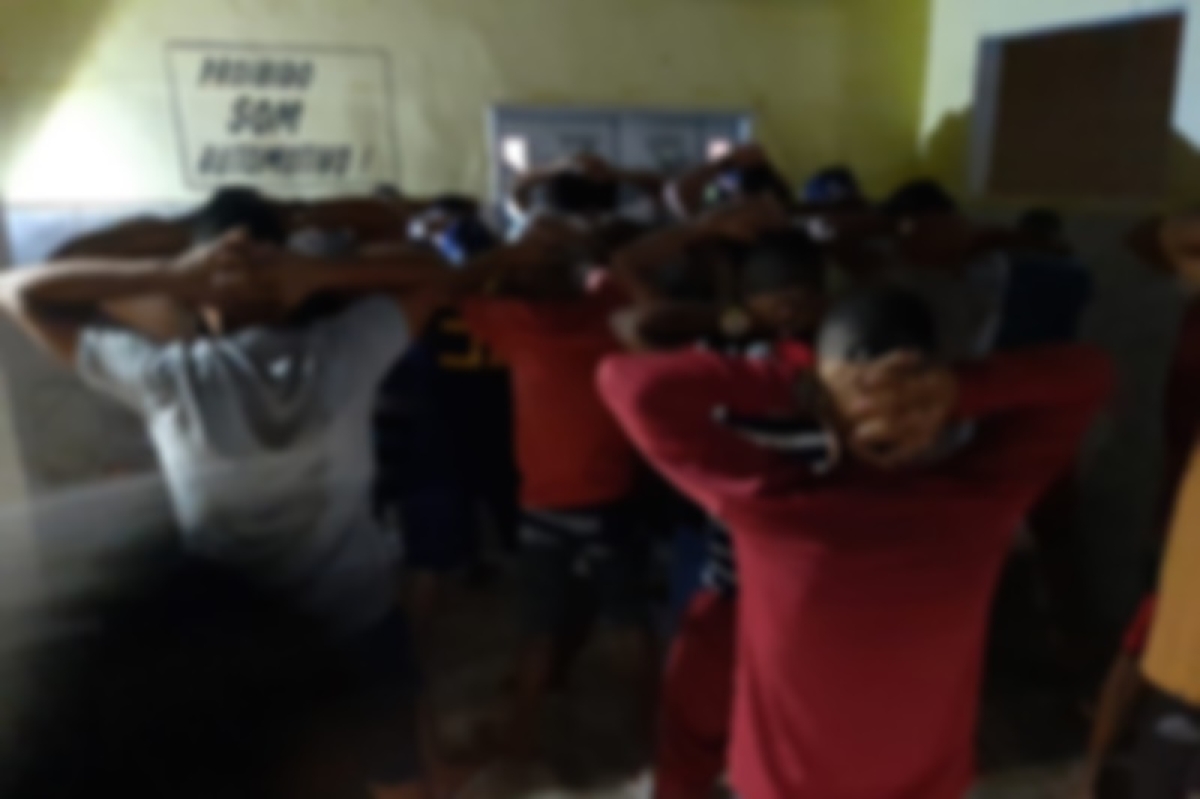PM interrompe festa com cerca de 40 pessoas na Barra dos Coqueiros (Foto: PM/SE)