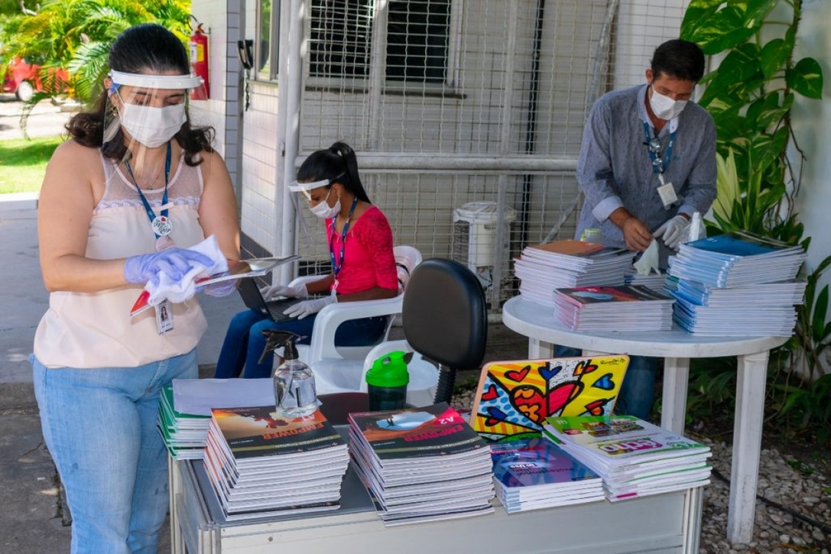 Alunos sergipanos recebem material didático por sistema drive-thru (Foto: Assessoria de Imprensa Unit)