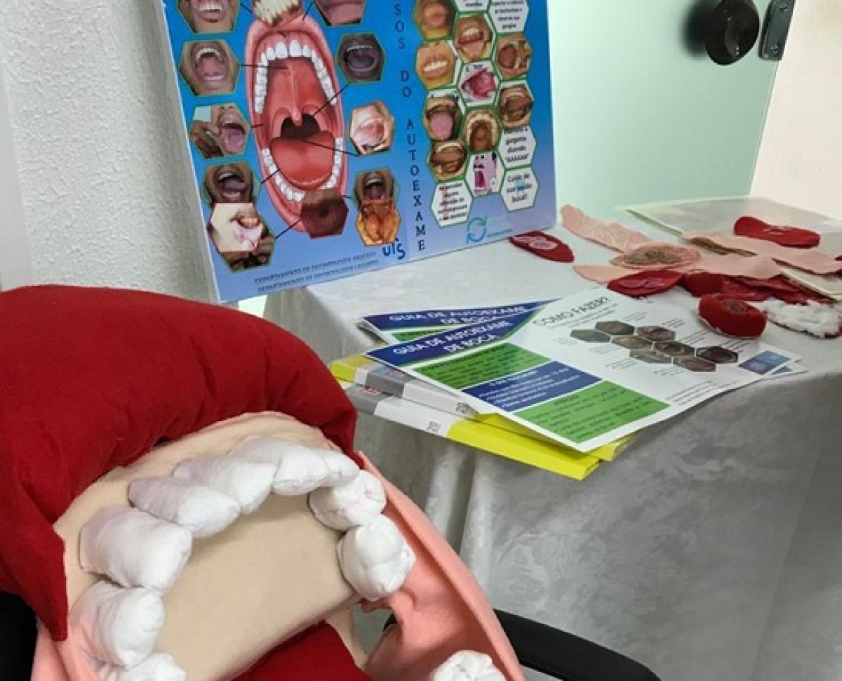 O autoexame é um dos autocuidados para prevenção do câncer de boca (Foto: SMS)