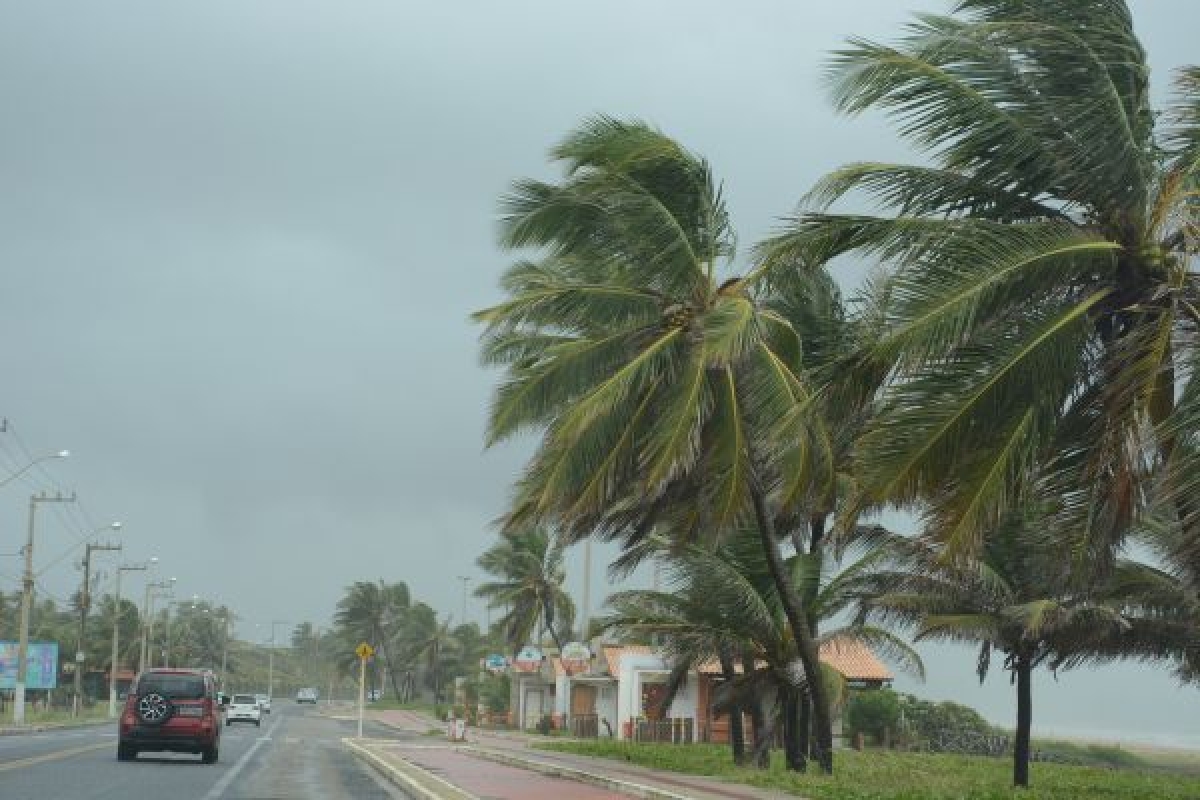 Segundo o Centro de Meteorologia os ventos fortes vão continuar em todo o litoral (Foto: Destaque Notícias)