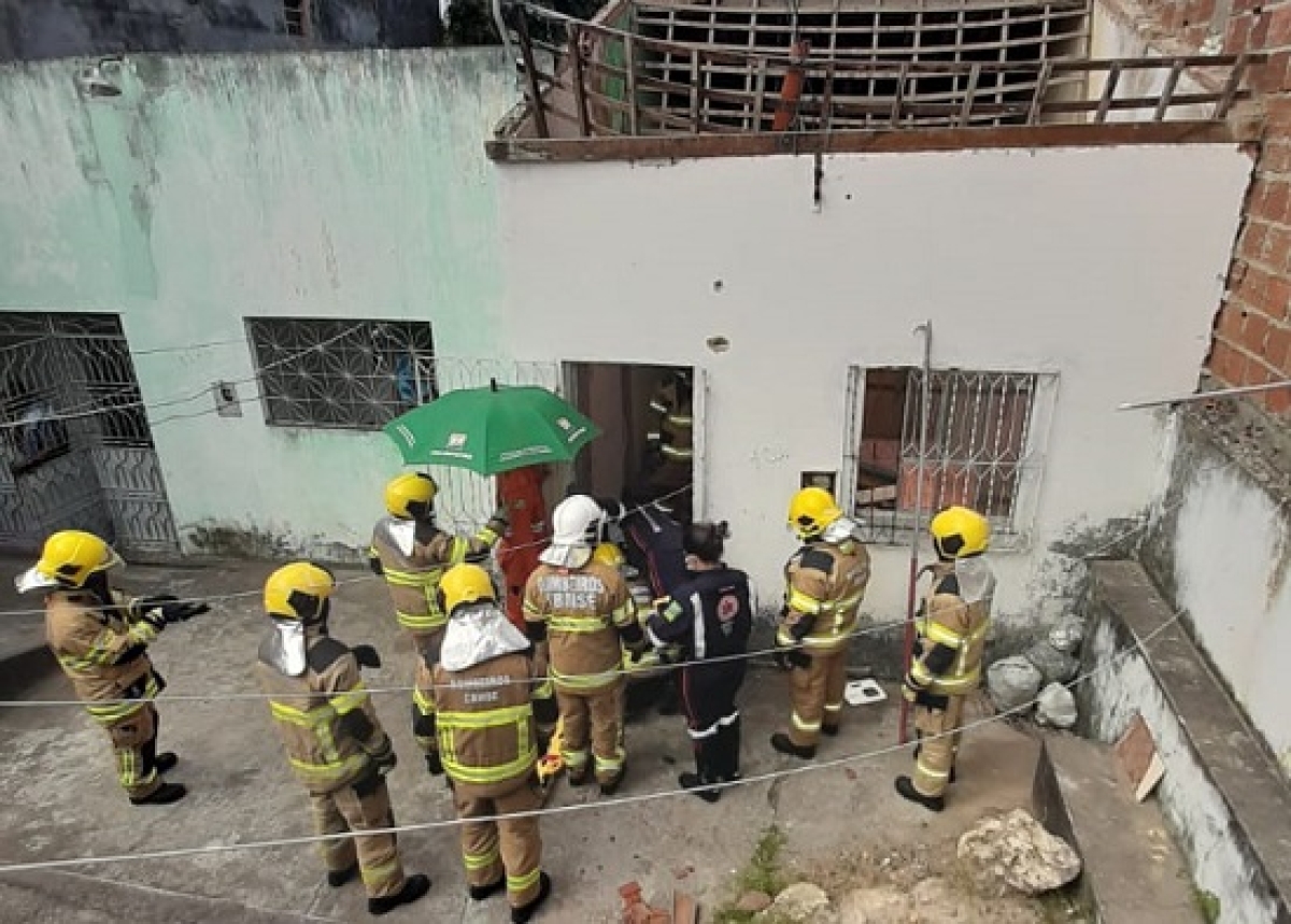 A vítima foi socorrida e conduzida ao hospital de urgência (Foto: Corpo de Bombeiros)