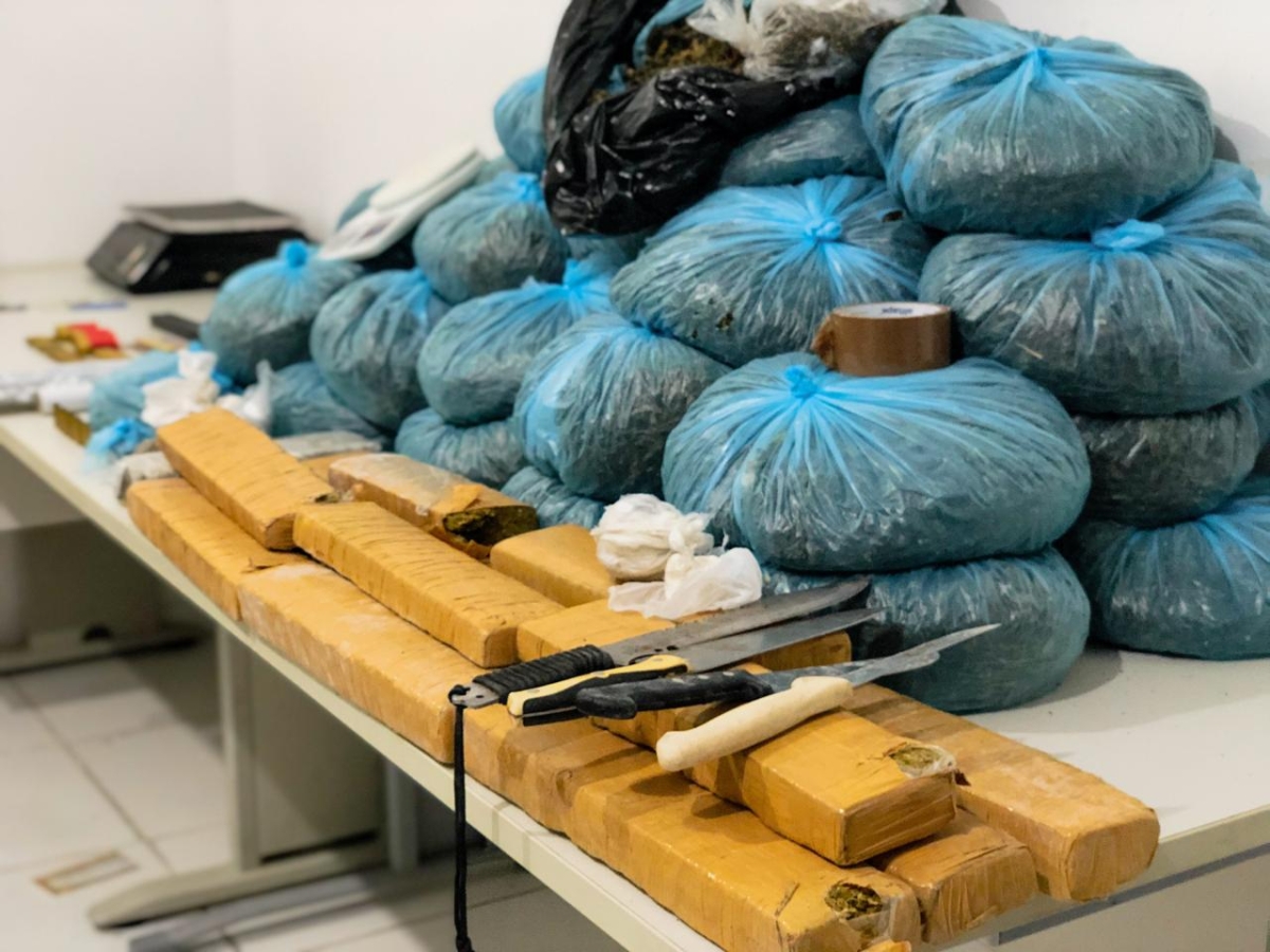 Polícia Civil apreende mais de 40kg de droga, arma e munições na zona norte de Aracaju (Foto: SSP/SE)