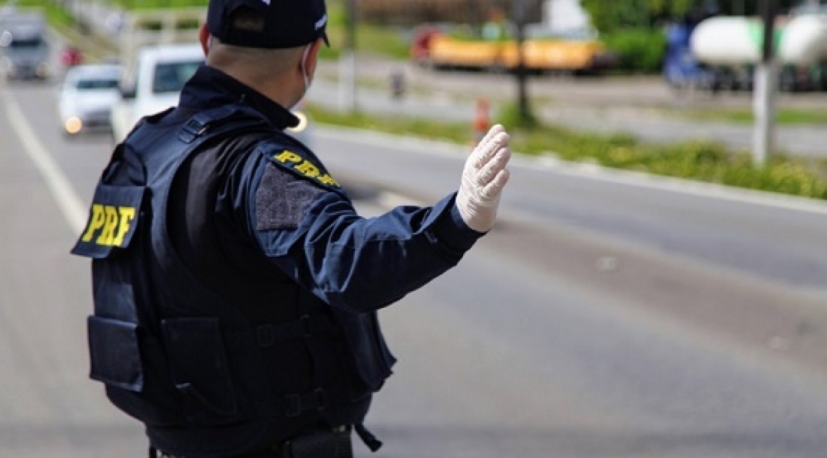 Os policiais descobriram que o documento do carro apresentado pelo motorista era falso (Foto: Agência PRF)