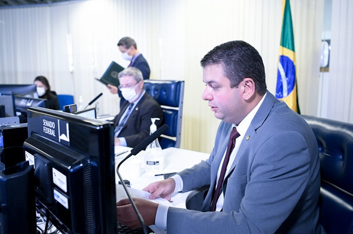 O relator do projeto, senador Diego Tavares, deu parecer favorável ao substitutivo da Câmara dos Deputados (Foto: Pedro França/ Agência Senado)